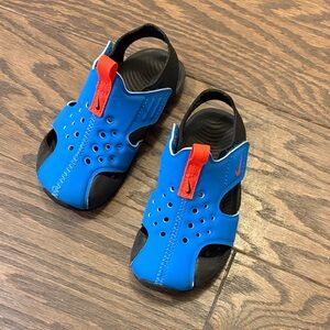 Nike Kids Blue and Black Sandals with Red Pull Tab